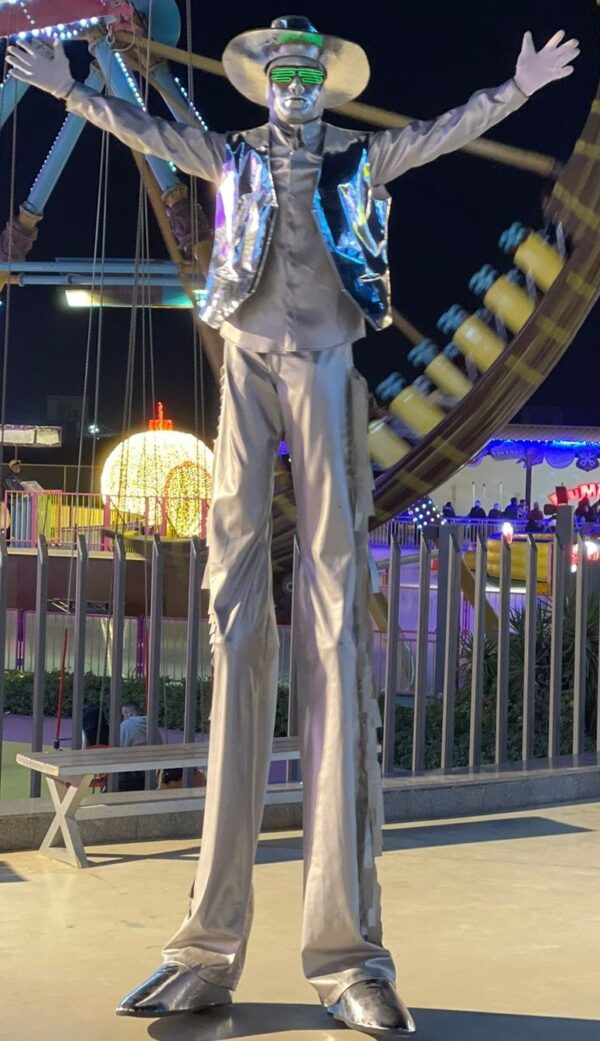 ⁦Tall man⁩ - الصورة ⁦2⁩